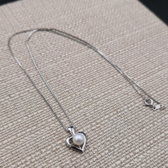 18 Inch Sterling Silver Small Heart Pearl Pendant Necklace A7078 - Picture 2 of 7